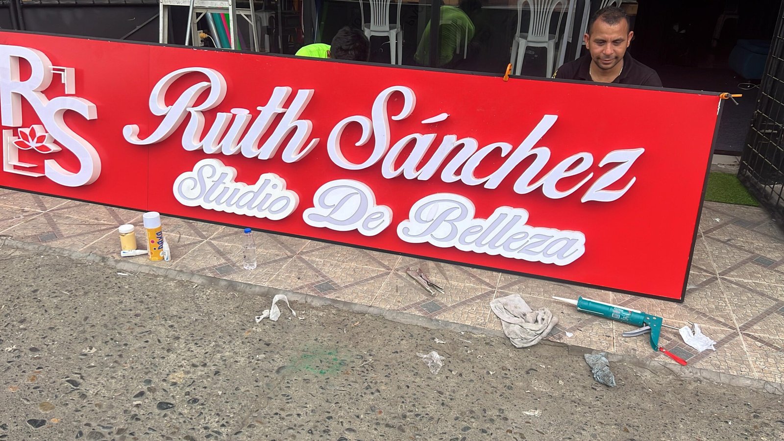 Letras corpóreas personalizadas para el Centro de Belleza Ruth Sánchez en Babahoyo, destacando la imagen de la marca.